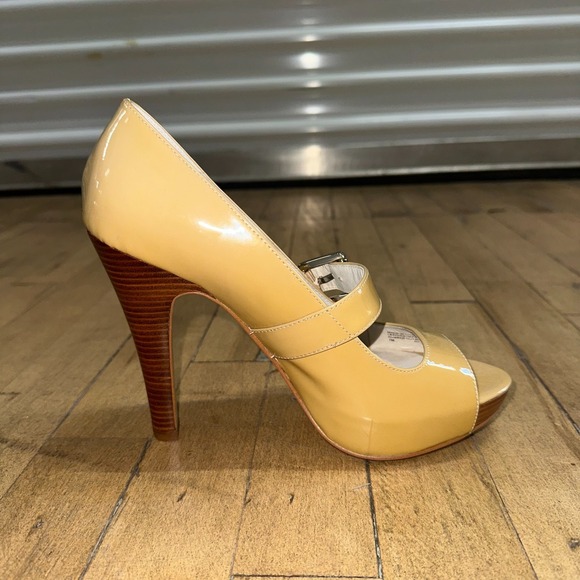 Michael Kors High Heels Womens Size 7M Beige Patent Leather Peep Toe Vamp Buckle - Picture 9 of 9